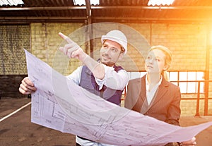 Enginneer and worker working on a brownfield