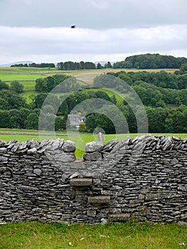 Inglaterra piedra muro pasos sobre la valla 