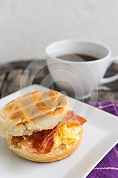 English breakfast. Salt muffin with scrambled eggs, bacon and ch