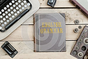 Inglese grammatica sul vecchio un libro copertura sul ufficio scrivania antico quello 