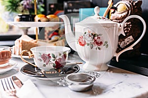 Angličtina starodávny porcelán ruže čaj sady vrátane čajník čaj pohár doska lyžica a čaj filtrovať 