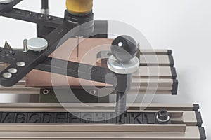Engraving device pantograph with CNC engraver with letterpress alphabet