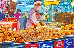 Enjoy the hot deep fried chicken, Talad Saphan Phut market, Bangkok, Thailand