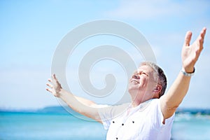 Feliz su jubilación. hombre su espalda extendido sobre el Playa 