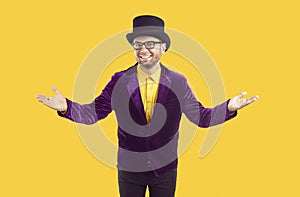 Entertainer in purple suit and top hat spreading his arms and welcoming you to show