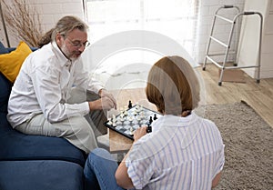 Zábava a volný čas rodina hraje šachovnice v obývací pokoj 