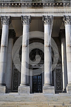 Entrance door and columns of leeds town hall in yorkshire