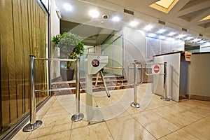 Entrance equipped with tripod-turnstile