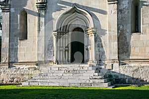 The entrance, framed by an arched perspective portal in the tradition of old Russian architecture.