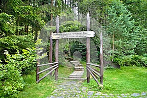 Vstupná brána do lesníckeho skanzenu vo Vydrove.