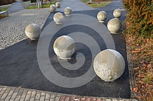 The entrance to the park is secured against the entry of cars by placing concrete balls attached to the paving or asphalt. protect