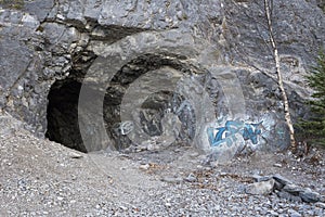 Iscrizione sul roccioso montagna volte un Archivio 