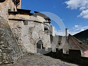 Vchod do kulaté středověké dělové bašty z 16. století vedle Korvínova paláce na Oravském hradu