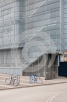 Entrance to the Supramolecular Science and Engineering Institute with parked