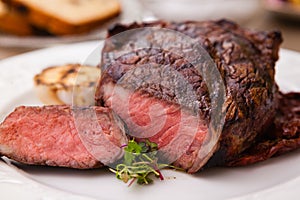 Entrecote with grilled garlic