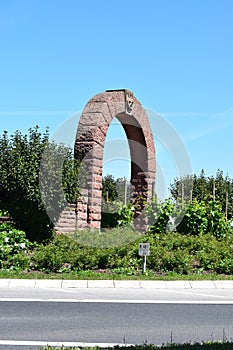 entry of Deutsche WeinstraÃŸe in Nage valley, limestone gate on a traffic circle