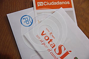 Envelopes the general elections in Spain.