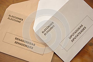 Envelopes the general elections in Spain.