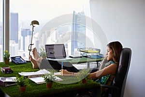 Ekológ žena píše na kancelária písací stôl 