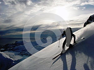   la neve sciare, verticalmente,, Portata fantastico Sorprendente polvere, montagna il mare Norvegia 