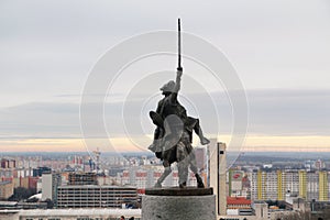 Jezdecká socha krále Svatopluka I. a panorama Bratislavy