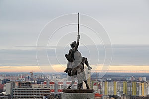 Jezdecká socha krále Svatopluka I. a panorama Bratislavy