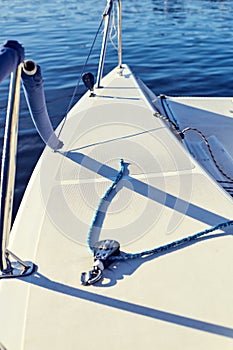 Equip yacht with braces for spinnaker