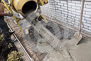 Equipment and construction of a paving concrete walkway around t