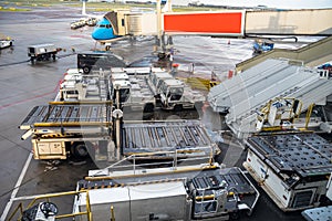 Equipment fo loading and unloading airplanes on the wet tarmac of an airport