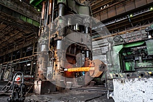 Equipment for pressing hot metal