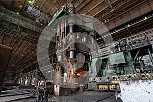 Equipment for pressing hot metal