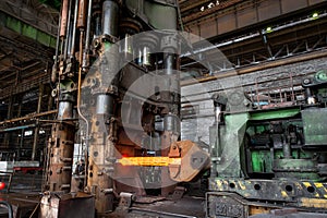 Equipment for pressing hot metal