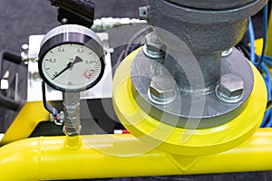 Equipment with pressure meters and measuring devices for pumping of natural gas pipeline