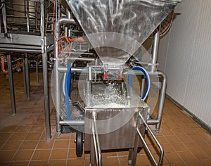 Equipment for the production of sour milk cheese on a modern dairy plant