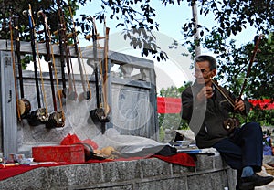 Er Hu palying in china