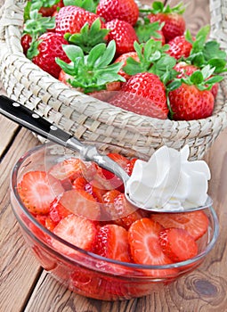 Erdbeeren mit Sahne photo