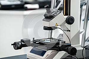 Ergonomic eyepieceless stereo microscope