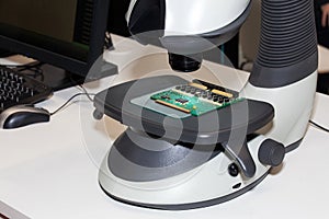 Ergonomic eyepieceless stereo microscope