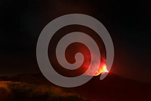 Panoramica del vulcano di Sicilia: Etna in eruzione durante la notte con sfondo il cielo stellato photo