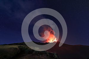 Eruzione dell\'Etna con vista panoramica durante notte suggestiva con cielo stellato photo