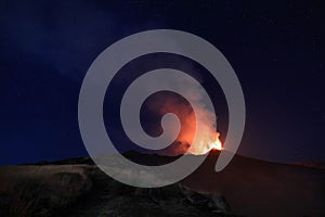 Eruzione dell\'Etna con vista panoramica durante notte suggestiva con cielo stellato