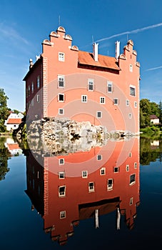ÃÅervenÃÂ¡ Lhota Castle reflection