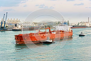 Escorting tanker by tugs