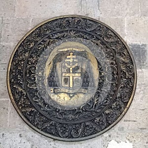 Escudo de bronce expuesto en el Templo Expiatorio de Guadalajara Jalisco