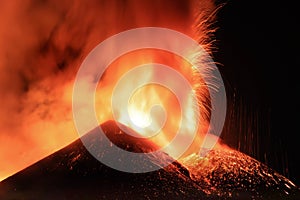 Etna - Enorme esplosione di magma e lava dal cratere del vulcano di Sicilia vista di notte photo