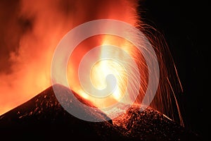 Esplosione di lava intensa sul vulcano etna dal cratere durante un eruzione vista di notte photo