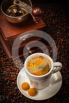 Espresso cup with coffee mill