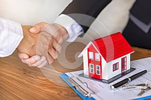 Propiedad representante sacudida manos después contrato firma la tienda firma contrato vender casa 