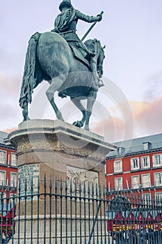 estatua de Felipe III en la Plaza Mayor de Madrid photo