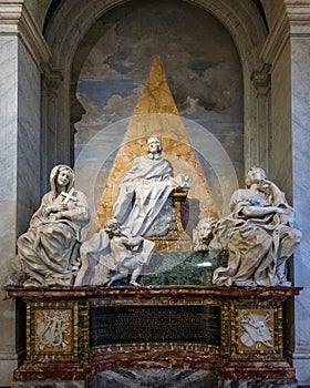 Estatua del cardenal Cardinal Agostino Favoriti en Santa Maria Maggiore photo